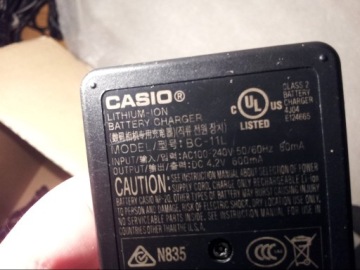 Оригинальное зарядное устройство CASIO BC-11L заряжает аккумулятор NP-20 - 4,2В 600мА.