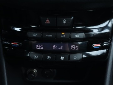 Peugeot 2008 I SUV 1.2 PureTech 110KM 2015 Peugeot 2008 1.2 PureTech, Salon Polska, zdjęcie 16