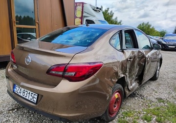 Opel Astra J Sedan 1.6 Twinport ECOTEC 115KM 2016 Opel Astra 2016r, Salonowa. 1.6 LPG. Uszkodzony prawy bok. Jezdzi. 1.6, zdjęcie 3