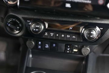 Toyota Hilux VIII Podwójna kabina Facelifting 2.8 D-4D 204KM 2023 Toyota Hilux 2.8 D-4D Double Cab Invincible 4x4 aut 2.8 Diesel 204KM, zdjęcie 26