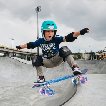 СКЕЙТБОРД FISZKA ДЛЯ ДЕТЕЙ С ПОДСВЕТКОЙ КОЛЕСА LED DRIFT ДЛИНОЙ 56 СМ GALAXY COSMOS