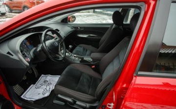 Honda Civic VIII Hatchback 3d 1.8 i-VTEC 140KM 2011 Honda Civic 1.8 i-VTEC 140KM benzyna niski przebieg PDC Climatronic welur, zdjęcie 22