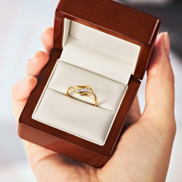 Золотое обручальное кольцо 333 8K содержит R27