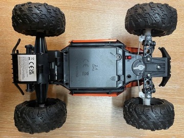 БОЛЬШОЙ ВНЕДОРОЖНИК С ДИСТАНЦИОННЫМ УПРАВЛЕНИЕМ НА 2 АККУМУЛЯТОРАХ