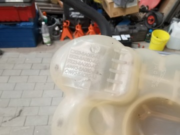 JAGUAR XF X250 - NÁDOBKA VYROVNÁVACÍ