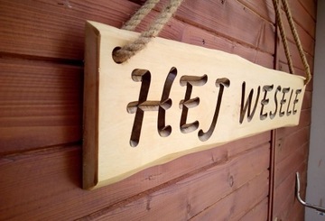 свадебная вывеска, свадебные надписи, деревянный дачный стол