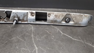 8D5827576B Audi A4 B5 крышка заднего клапана