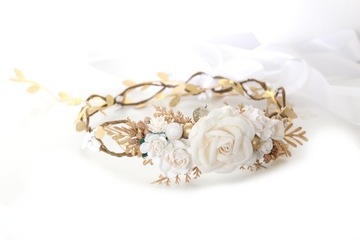 Венок причастия в бело-золотом цвете, элегантный и живой.