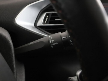 Peugeot 308 II Hatchback Facelifting 1.2 PureTech 130KM 2021 Peugeot 308 LED navi skóra/alcantara virtual, zdjęcie 31