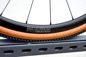 BOMBTRACK TENSION C Force11 M, полностью карбоновый