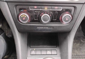 Volkswagen Golf VI Variant 1.6 TDI-CR DPF BlueMotion 105KM 2012 Volkswagen Golf 2012r, SALON POLSKA. 1.6 TDI. Lekko uszkodzony przod. Jezd, zdjęcie 12