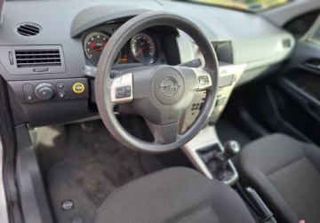 Opel Astra J Hatchback 5d 1.6 Twinport ECOTEC 115KM 2009 Opel Astra Ladny stan 1.6 Benzyna 115KM, zdjęcie 6