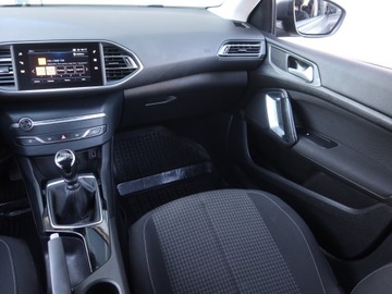 Peugeot 308 II Hatchback Facelifting 1.2 PureTech 110KM 2019 Peugeot 308 1.2 PureTech, Salon Polska, zdjęcie 7