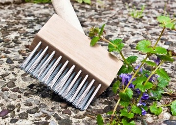 Проволочная щетка для чистки брусчатки скребком