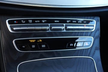 Mercedes Klasa E W213 Limuzyna Facelifting 2.0 E220d 194KM 2021 Mercedes-Benz Klasa E 4Matic Kamera Czujniki park Tempomat Asyst. mart, zdjęcie 22