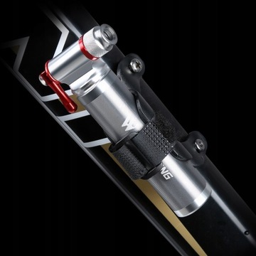 Srebrna pompka do bidonu rowerowego