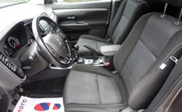 Mitsubishi Outlander III 2017 Mitsubishi Outlander 2.2DI-D 150KM 4WD 4x4 7osobowy Xenony Nawigacja Grzan, zdjęcie 9