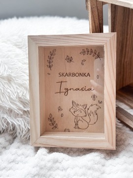 Skarbonka drewniana z szybką z imieniem dziecka prezent Chrzest Roczek