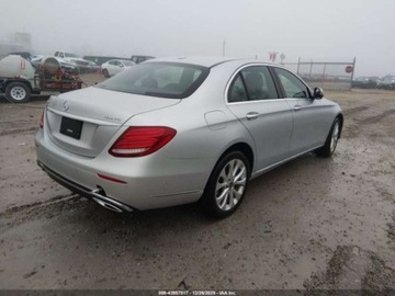 Mercedes Klasa E W213 2019 Mercedes-Benz Klasa E MERCEDES-BENZ E 300 4MATIC 2.0 Benzyna 241KM, zdjęcie 2