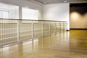 Бежевая плетеная сетка 80 х 185, фиксирующая детскую кроватку.