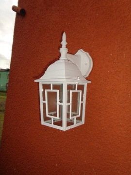 Lampa ścienna biała