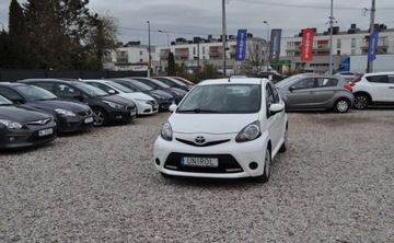 Toyota Aygo I Hatchback 5d Facelifting 1.0 VVT-i 68KM 2013 Toyota Aygo Klimatyzacja Nawigacja TOM TOM Elektryczne Szyby Benzyna 68KM, zdjęcie 1