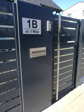 Адресная табличка с номером дома на каждый дом