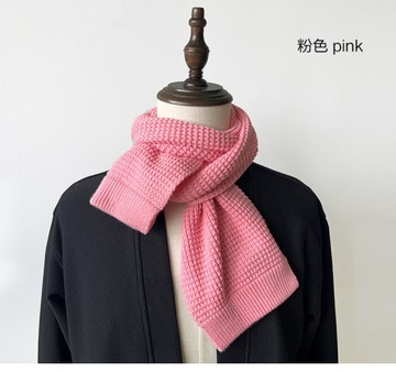 Ciepły szalik z dzianiny w jesienno-zimowym kolorze