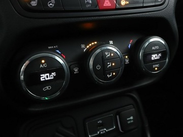 Jeep Renegade SUV 1.4 MultiAir 140KM 2016 Jeep Renegade automat navi klima auto grzane, zdjęcie 25