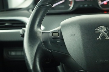 Peugeot 208 I Hatchback 5d Facelifting 1.2 PureTech 82KM 2017 Peugeot 208 1.2 PureTech, Salon Polska, zdjęcie 14