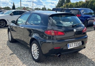 Alfa Romeo 147 Hatchback 1.9 JTD 115KM 2006 Alfa Romeo 147 2006 r. 1.9 Diesel 116KM, zdjęcie 3