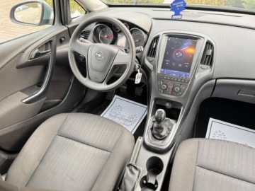 Opel Astra J Hatchback 5d 1.4 Twinport ECOTEC 100KM 2011 Opel Astra 1.4 100KM Klima 1-reka Gotowy do jazdy 1.4 Benzyna 100KM, zdjęcie 3