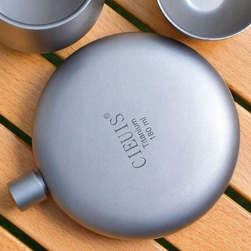 Только портативная титановая герметичная фляжка.