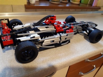 Автомобиль Формулы-1 LEGO Technic.