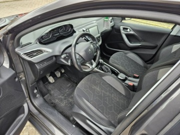 Peugeot 2008 I SUV Facelifting 1.2 PureTech 110KM 2018 Peugeot 2008 1,2benzyna 110KM salon polska navi, zdjęcie 6