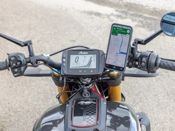 Основание Quad Lock, установленное в кронштейне насоса тормоза/сцепления.