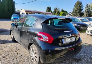 Peugeot 208 I 2015 Peugeot 208 2015r, 1.6 HDI. Uszkodzony przod. Pali. 1.6 Diesel 90KM, zdjęcie 2