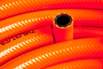 ШЛАНГ ГАЗОВЫЙ 2м, 3-СЛОЙНЫЙ (9х3мм) + СВЯЗКИ + БАЛЛОН РЕДУКТОРА 11кг