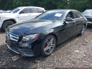 Mercedes Klasa E W213 2019 Mercedes-Benz Klasa E 2019 MERCEDES-BENZ E 300 4MATIC 2.0 Benzyna 241KM, zdjęcie 2