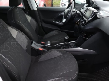 Peugeot 2008 I SUV Facelifting 1.2 PureTech 82KM 2018 Peugeot 2008 1.2 PureTech, Salon Polska, Navi, zdjęcie 8