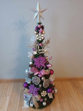 Рождественская елка высотой 80 см, украшенная светодиодными конусными гирляндами.