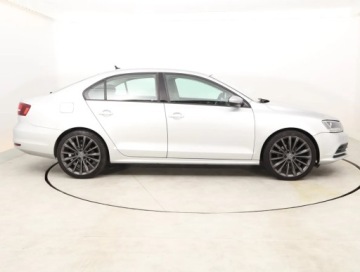 Volkswagen Jetta VI Sedan Facelifting 1.2 TSI 105KM 2015 VW Jetta 1.2 TSI, Salon Polska, GAZ, Klima, zdjęcie 4