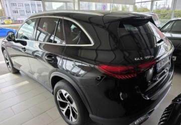 Mercedes GLC C254/X254 2023 Mercedes-Benz GLC Salon Polska Aut 9G 4x4 5L gwarancji 313KM Hybryda PlugIN, zdjęcie 1