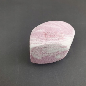 ГУБКА ДЛЯ МАКИЯЖА DENI CARTE НАРЕЗАННЫЙ БЛЕНДЕР