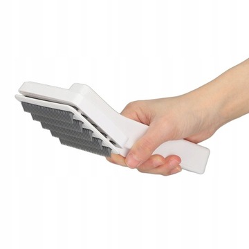 Щетка для расчесывания собачьей шерсти.