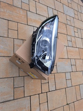 RENAULT CAPTUR ROK 2018 PRAWA LAMPA 260102734R