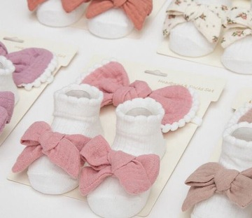 Повязка на голову, установленная для девушки и носки для детей