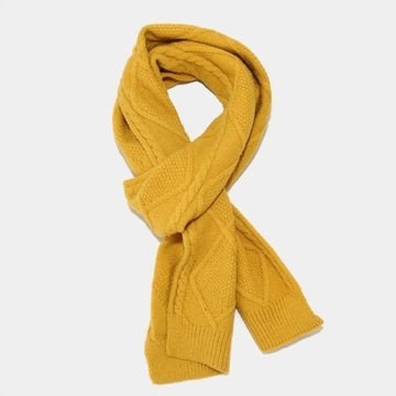 Женский комплект: шапка, перчатки и шарф.