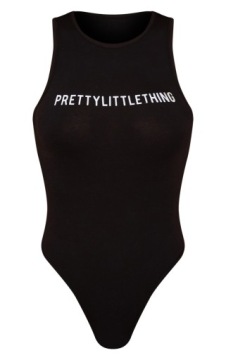 ЧЕРНОЕ БОДИ PRETTYLITTLETHING С НАПИСЬЮ R.S G440103 С РЕМНЯМИ