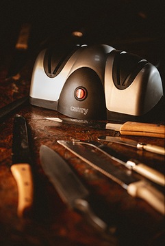 ЭЛЕКТРИЧЕСКАЯ ДОМАШНЯЯ ТОЧИЛКА 2в1 ДЛЯ НОЖЕЙ И НОЖНИЦ НА КОЛЕСНОМ КОЛЕСЕ